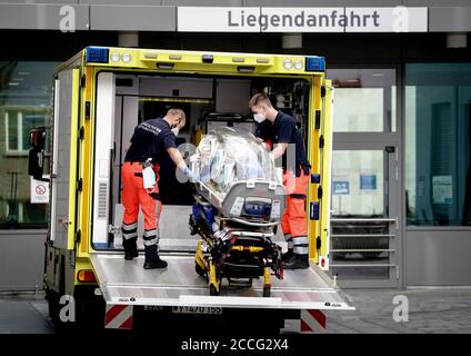 Berlin, Deutschland. August 2020. Sanitäter des Rettungsdienstes der Bundeswehr bringen die spezielle Bahre, mit der Nawalny in die Charite aufgenommen wurde, zurück in den Krankenwagen. Das russische Oppositionsmitglied befindet sich seit Donnerstag (20.08.2020) im Koma und befindet sich auf künstlicher Atmung. Nawalnys Team geht davon aus, dass er während einer Reise durch Sibirien einem Giftangriff zum Opfer fiel. Quelle: Kay Nietfeld/dpa/Alamy Live News Stockfoto