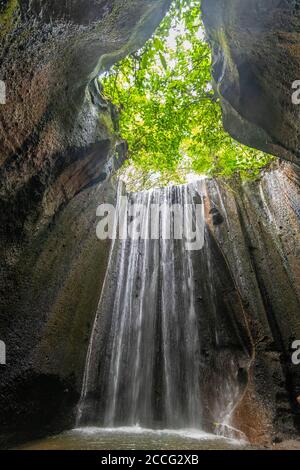 Tukad Cepung Wasserfall ist ein herrlicher Wasserfall innerhalb eines kleinen Höhlensystems und ist eine beliebte Touristenattraktion in Bali. Die Lichtschächte und Wasser s Stockfoto