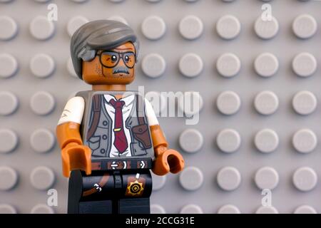 Tambow, Russische Föderation - 04. Juni 2020 Porträt von Lego-Kommissar James Gordon Minifigur vor grauem Grundplatte Hintergrund. Studioaufnahme. Stockfoto