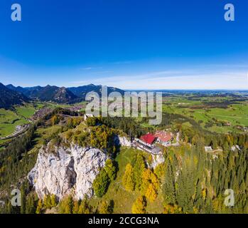 Burgruine Falkenstein und Schlosshotel Falkenstein, hinten Pfronten, Ostallgäu, Allgäu, Luftbild, Schwaben, Bayern, Deutschland Stockfoto