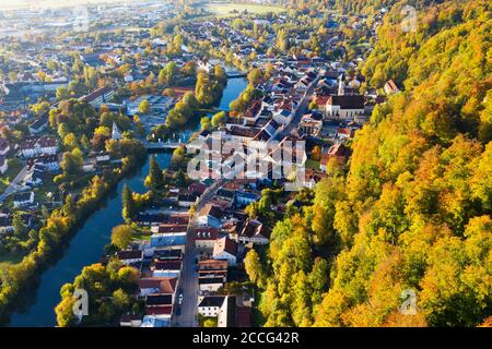 Altstadt Wolfratshausen mit Loisach und Bergwald, Luftbild, Oberbayern, Bayern, Deutschland Stockfoto