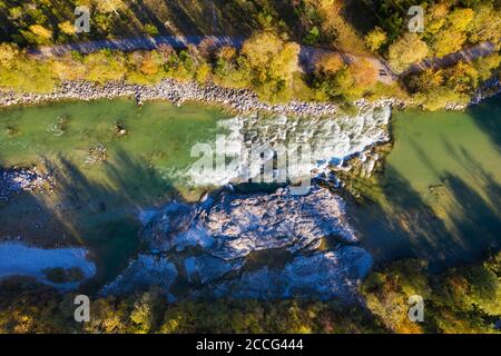 Isar mit der natürlichen Schwelle Isarburg, bei Lenggries, Isarwinkel, Luftaufnahme, Oberbayern, Bayern, Deutschland Stockfoto