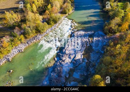 Isar mit der natürlichen Schwelle Isarburg, bei Lenggries, Isarwinkel, Luftaufnahme, Oberbayern, Bayern, Deutschland Stockfoto