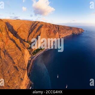 Argaga Strand und Barranco de Argaga Schlucht mit Punta de Iguala im Abendlicht, Valle Gran Rey, Luftbild, La Gomera, Kanarische Inseln, Spanien Stockfoto