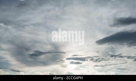 Graue Wolken decken Himmel und Sonne scheint hinter den Wolken, Finnland Stockfoto