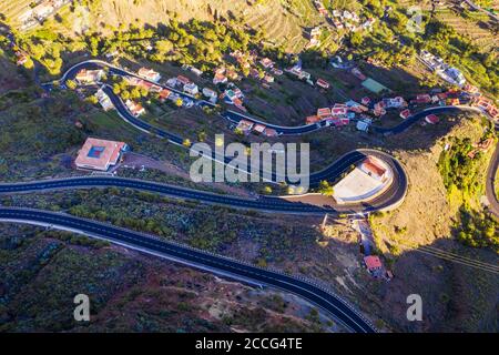 Serpentinenstraße und Kirche San Antonio, Valle Gran Rey, Luftbild, La Gomera, Kanarische Inseln, Spanien Stockfoto