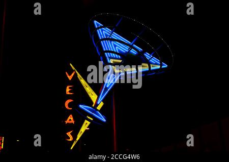 'Oscar's Neon Martini Glass' und Vegas Giant Neon Zeichen auf Anzeige über der Straße in der Nähe der Fremont Street Experience in Las Vegas.The Fremont Street Exp Stockfoto