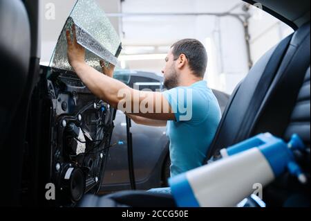 Spezialist installiert benetzte Auto Tönung, Tuning Stockfoto