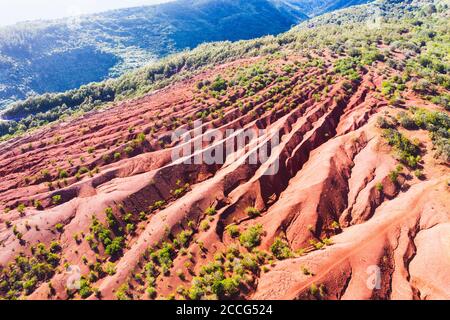 Erodierter Berghang mit roter Erde, bei Agulo, Drohnenschuss, La Gomera, Kanarische Inseln, Spanien Stockfoto