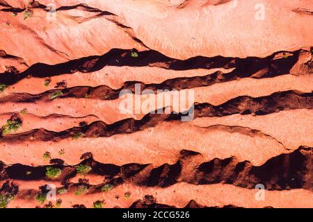 Erodierter Berghang mit roter Erde, bei Agulo, Drohnenschuss, La Gomera, Kanarische Inseln, Spanien Stockfoto