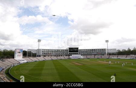 Die NHS Spitfire fliegt vor dem Start am zweiten Tag des dritten Testmatches im Ageas Bowl in Southampton über den Boden. Stockfoto