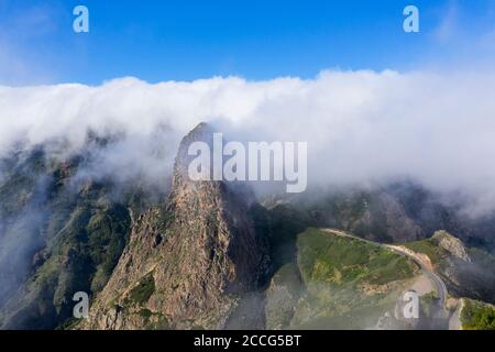 Roque de Agando Felsturm und hohe Straße mit Handel Windwolken, Monumento Natural de los Roques, Luftbild, La Gomera, Kanarische Inseln, Spanien Stockfoto