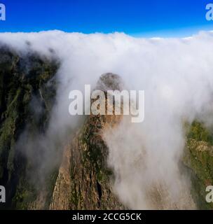 Roque de Agando Felsturm mit Handel Windwolken, Monumento Natural de los Roques, Luftaufnahme, La Gomera, Kanarische Inseln, Spanien Stockfoto