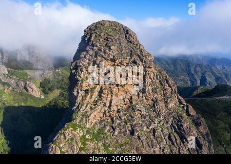 Roque de Agando Felsturm mit Handel Windwolken, Monumento Natural de los Roques, Luftaufnahme, La Gomera, Kanarische Inseln, Spanien Stockfoto