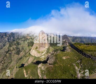 Roque de Agando und Roque de Ojila Felsturm mit Handel Windwolken, Monumento Natural de los Roques, Luftaufnahme, La Gomera, Kanarische Inseln, Spanien Stockfoto