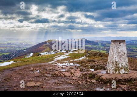 Blick Richtung Süden entlang der Malvern Hills im Winter vom Triangulation Point bei Worcestershire Beacon, England Stockfoto