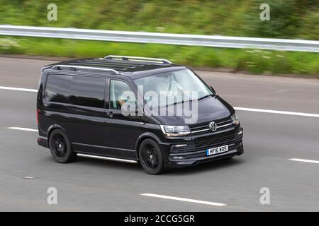 2016 schwarzer VW Volkswagen Transporter T28 H-LN TDI-Transporter; Fahrzeugverkehr bewegte Fahrzeuge, Autos, die Fahrzeuge auf britischen Straßen fahren, Motoren, die auf dem Autobahnnetz der Autobahn M6 fahren. Stockfoto