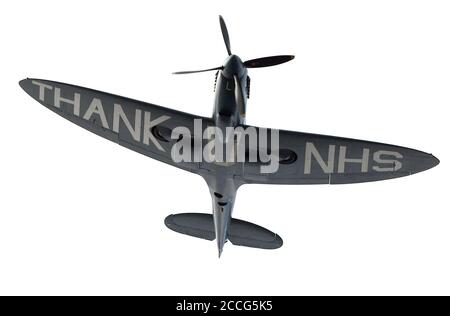 Die NHS Spitfire fliegt vor dem Start am zweiten Tag des dritten Testmatches im Ageas Bowl in Southampton über den Boden. Stockfoto