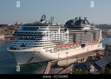 Das Kreuzfahrtschiff MSC Grandiosa im maltesischen Grand Harbour auf Die Wiederaufnahme der Kreuzfahrten nach dem Ausbruch der COVID-19 Stockfoto