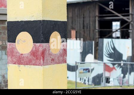 Ein Gemälde der australischen Aborigine-Flagge, der offiziell benannten und gesetzlich festgelegten Flagge der australischen Aborigine (First Nations). Stockfoto