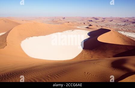 Wüste Sanddünen und Deadvlei im Morgenlicht Stockfoto