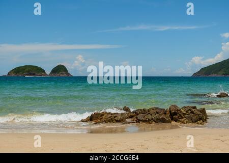 Kristallklares Wasser am Ham Tin Wan Strand in Eastern Sai Kung, Hong Kong. Juli 28, 2020 Stockfoto