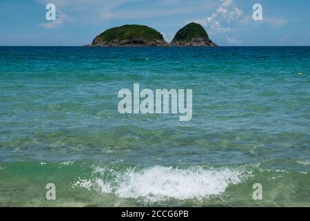 Die Wellen krachen sanft am Ham Tin Strand in Sai Kung, Hongkong Stockfoto