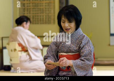 Sakai, Osaka / Japan - 16. Februar 2018: Japanischer Teemoniemeister während der zeremoniellen Vorbereitung und Präsentation von pulverförmigen grünen Teematcha Stockfoto
