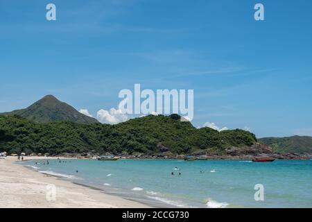 Schwimmen am Ham Tin Wan Strand in Eastern Sai Kung, Hong Kong. Juli 28, 2020 Stockfoto