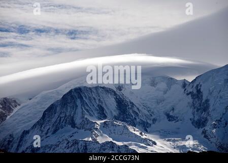 Frankreich, Haute Savoir (74), Alpen, Mont Blanc unter einer linsenförmigen Wolke, Dent du Gouter (3863m) und Schutzhütte Stockfoto