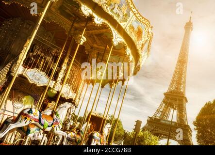 Klassisches Karussell in der Nähe des Eiffelturms, Paris bei Sonnenschein. Stockfoto