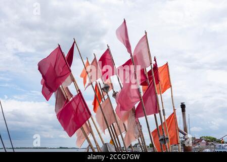 Rote Signalfahnen auf einem Fischerboot Stockfoto