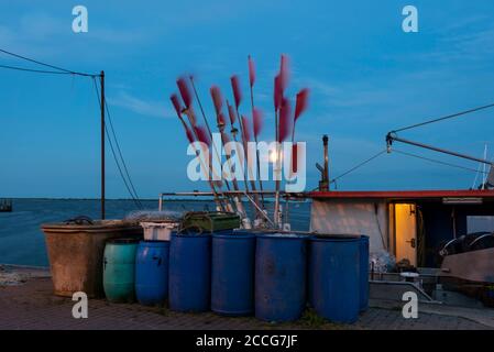 Rote Signalfahnen auf einem Fischerboot Stockfoto