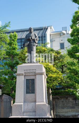 Statue von Oishi Yoshio am Sengaku-ji Tempel in Tokyo, Japan. Er ist bekannt als der Führer der 47 Ronin in ihrer Vendetta 1702. Stockfoto