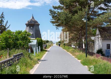 Deutschland, Mecklenburg-Vorpommern, Hiddensee, eine alte Windmühle steht auf dem Deich im Fischerdorf Vitte. Stockfoto