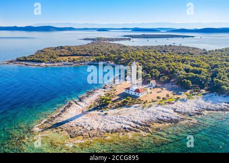 Leuchtturm Turm von Veli Rat auf der Insel Dugi Otok, Kroatien am frühen Morgen, Adria im Hintergrund Stockfoto