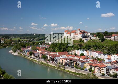 Altstadt mit der längsten Burg der Welt Burghausen An der Salzach Stockfoto