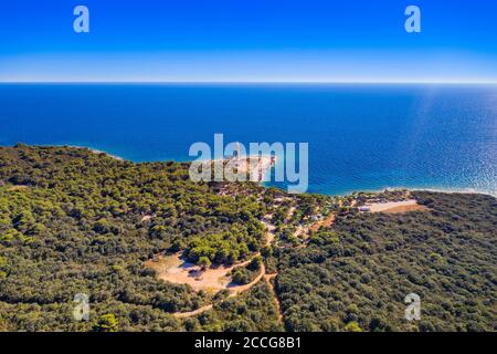 Erstaunliches Kroatien, spektakuläre Adriaküste, Leuchtturm von Veli Rat auf der Insel Dugi Otok, Panoramablick von Drohne Stockfoto