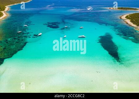 Erstaunliche Küste in Kroatien. Türkisfarbene Lagune am Strand Sakarun auf der Insel Dugi Otok, Yachten und Segelboote im blauen Meer vor Anker. Das Paradies an der Adria. Stockfoto