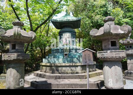 Tokyo, Japan - Grab von Tokugawa Ienobu (1662-1712) am Mausoleum von Tokugawa Shoguns am Zojoji Tempel in Tokyo, Japan. Stockfoto