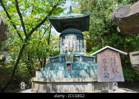 Tokyo, Japan - Grab von Tokugawa Ienobu (1662-1712) am Mausoleum von Tokugawa Shoguns am Zojoji Tempel in Tokyo, Japan. Stockfoto