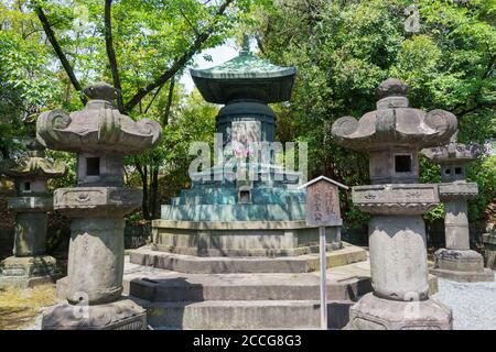 Tokyo, Japan - Grab von Tokugawa Ienobu (1662-1712) am Mausoleum von Tokugawa Shoguns am Zojoji Tempel in Tokyo, Japan. Stockfoto