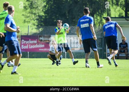 Zur Abwechslung wird der Ball mit der Hand gespielt. Malik Batmaz (KSC) am Ball. GES/Fußball/2. Bundesliga: Karlsruher SC - Trainingslager, 08/22/2020 Fußball/Fußball: 2. Bundesliga: KSC Trainingscamp, Bad Leonfelden, Österreich, 22. August 2020 Verwendung weltweit Stockfoto