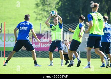 Zur Abwechslung wird der Ball mit der Hand gespielt. Christoph Kobald (KSC) am Ball. GES/Fußball/2. Bundesliga: Karlsruher SC - Trainingslager, 08/22/2020 Fußball/Fußball: 2. Bundesliga: KSC Trainingscamp, Bad Leonfelden, Österreich, 22. August 2020 Verwendung weltweit Stockfoto