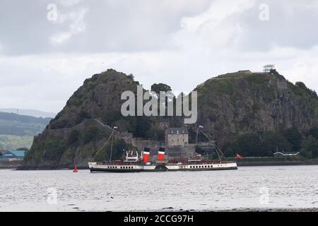 Langbank, Schottland, Großbritannien. August 2020. Die Waverley, der älteste noch funktionierende Raddampfer der Welt, fährt mit seinen ersten zahlenden Passagieren die Clyde bei Dumbarton hinunter und kehrt nach 22 Monaten nach dem umfangreichen Kesselumbau siegreich zurück. Der PS Waverley wurde vor über 70 Jahren gebaut und ist der letzte seedurchlaufende Raddampfer der Welt. Die Waverley wird bis Sonntag, 6. September auf dem Clyde betrieben. Kredit: Antonio Brecht Grist/Alamy Live Nachrichten Stockfoto