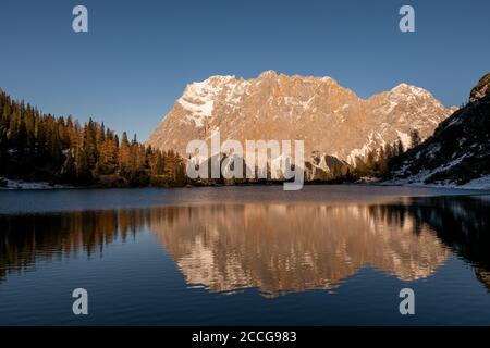 Die Wettersteingebirge mit Zugspitze spiegeln sich im klaren wider Wasser des Seebensee bei der Tiroler Hütte Stockfoto