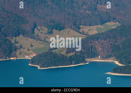 Herzförmige Halbinsel bei Dingebachers am Walchensee in den bayerischen Voralpen, fotografiert vom Simetsberg in der Ester Stockfoto