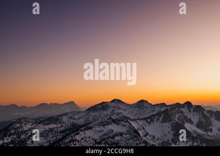 Blick von Simetsberg über das Estergebirge mit Krottenkopf etc. Auf die Zugspitze Stockfoto