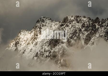 Wolkige Stimmung auf dem Gipfel des Wörners im Karwendelgebirge, von Mittenwald im Frühjahr gesehen Stockfoto