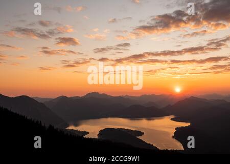 Sonnenaufgang im Frühjahr über Walchensee und Karwendel von der aus gesehen Simetsberg Stockfoto